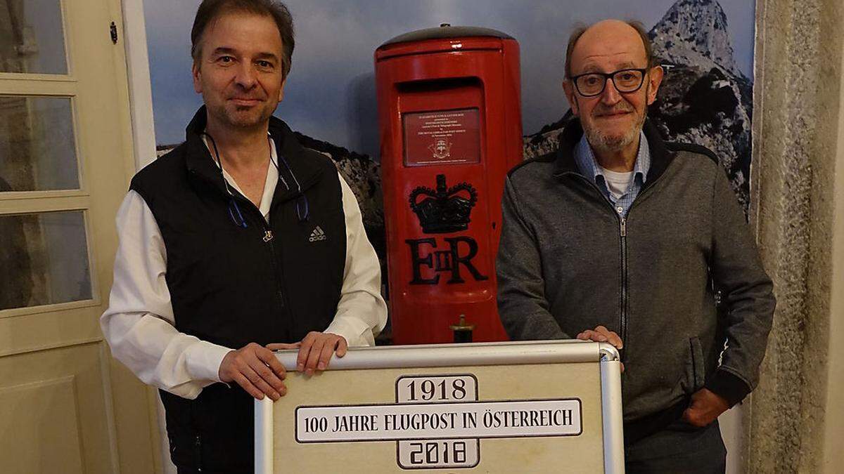 Fritz Schwaiger, Leiter des Post- und Telegraphenmuseums in Eisenerz, mit Rainer Steyrleitner (r.)