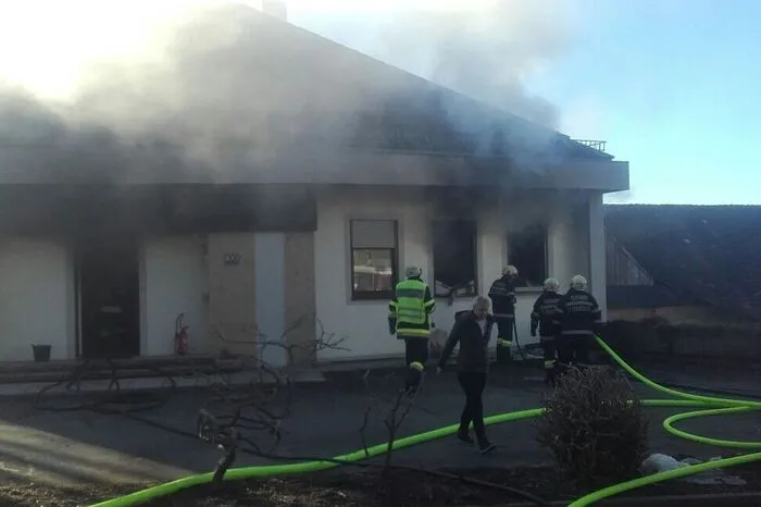 Die FF St. Georgen rückte mit 25 Mann an und konnte das Feuer rasch löschen.