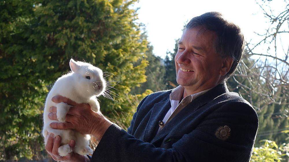 Manfred Gaugusch mit seinem Weltmeister-Kaninchen