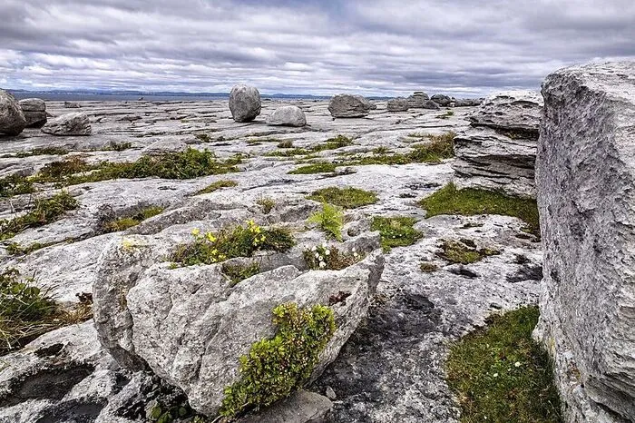Burren Way. Das erwartet man in Irland nicht: Der 114 Kilometer lange Burren Way zwischen Lahinch und Corofin bringt Wanderer in fünf Tagen durch eine der größten Karstlandschaften Europas.