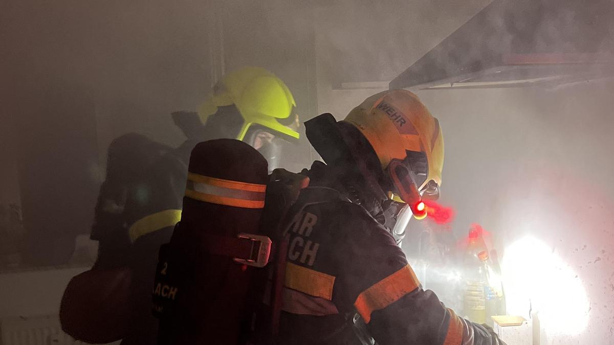 Geschmolzener Kerzenwachs in einer Pfanne war die Brandursache