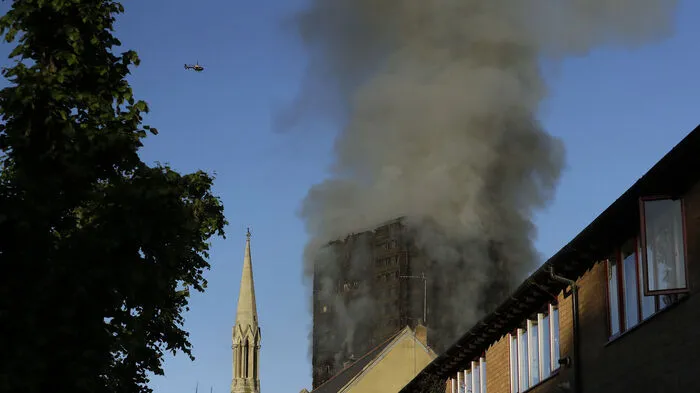 Mindestens 200 Feuerwehrmänner und 40 Fahrzeuge waren auf dem Schauplatz des riesigen Feuers am Grenfell-Turm in der Latimer Road, in der Nähe von Notting Hill, in Westlondon. Zunächst hieß es, es herrscht akute Einsturzgefahr.