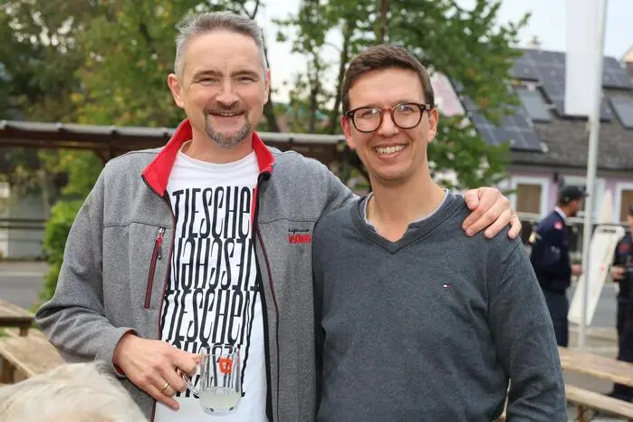 Bürgermeister Martin Weber bezeichnete das Weinbaugebiet rund um Tieschen als ein Zentrum des steirischen Weinbaus, in dem Veranstaltungen stattfinden, bei denen die besonderen Weine dieser Region mit stimmungsvoller Unterhaltung präsentiert werden. ‚Dabei versuchen wir, alle Vereine der Gemeinde einzubinden‘, betonte Weber.“