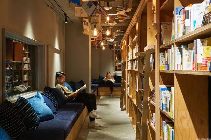 Es gibt wohl kaum etwas Entspannenderes, als mit einem Buch in der Hand friedlich einzudösen. Und um diesen einen Moment hat das japanische Hostel „Book and Bed“ sein eigentümliches wie erfolgreiches Geschäftsmodell aufgebaut.