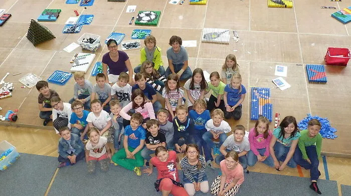 38 Mädchen und Buben der Nachmittagsbetreuung der Volksschule St. Johann laden heute zum Domino-Finale
