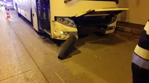 Ein Reifenplatzer war die Folge des Unfalls