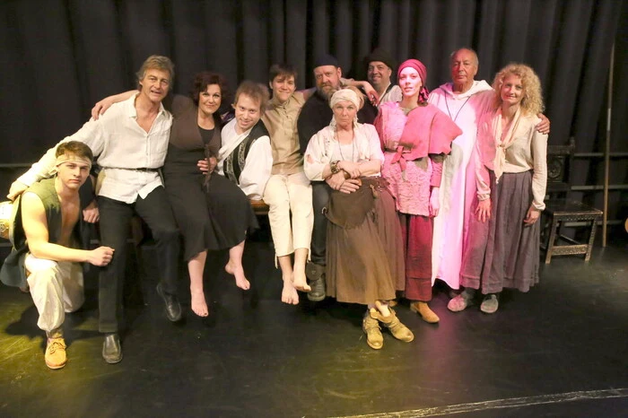 Das Ensemble des Albecker Schlosstheaters machte im „Andromeda“-Veranstaltungssaal im „Fuchspalast“ Station. 