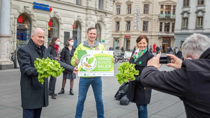 Bitte recht freundlich: Maria Pein, Markus Hillebrand und Hans Seitinger (v. r.) am Hauptplatz.