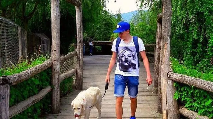 Florian Flecker mit seiner Hündin "Luna" im Zoo Herberstein.
