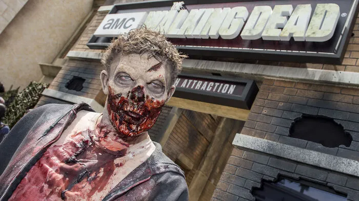 Neben "Game of Thrones" ist die Serie "The Walking Dead" eine der erfolgreichsten Produktionen der letzten Jahre. Kein Wunder also, dass man in den Universal Studios in Los Angeles am Hype mitnaschen möchte.