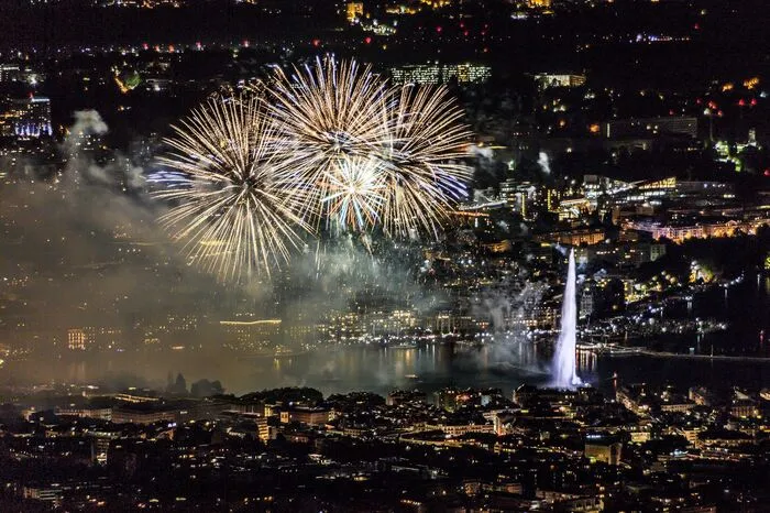 Hell erleuchtet. Der Mont Salève ist der Hausberg der Genfer. Von dort aus hatte man einen besonders guten Blick auf die traditionelle 45-minütige Pyrotechnik-Show. Die Raketen ließen die Stadt im Dunkel der Nacht hell erstrahlen. Gut zu sehen war dadurch auch der Jet d'eau, der Springbrunnen mit dem 140 Meter hohen Wasserstrahl im See.  