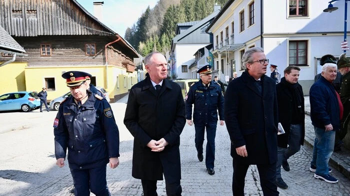 Innenminister Gerhard Karner, flankiert von Landespolizeidirektor Gerald Ortner und Landeshauptmann Christopher Drexler auf dem Weg zur Kirche