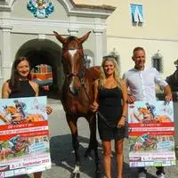 Katharina Wagner, Pferd Bluerave Isabelle und Lisa Held (v.l.) vom HSV Feldbach RC Schloss Kornberg werden beim Vielseitigkeitsturnier antreten. Daniel Dunst (r.) freut sich als Organisator bereits auf den großen Wettbewerb