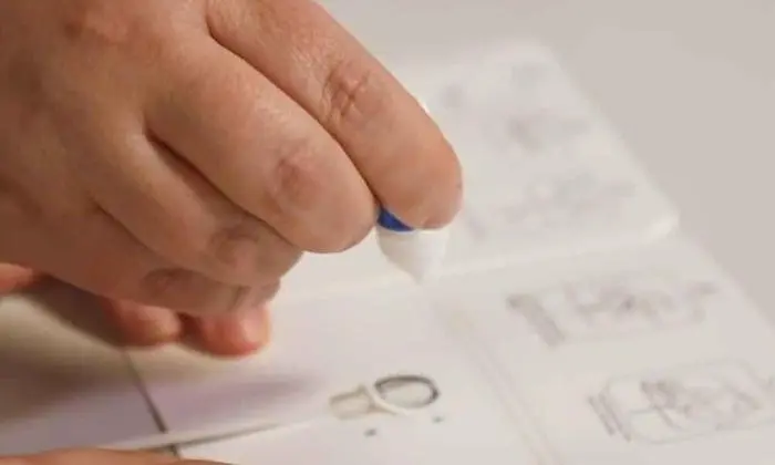 Nimm diese Flasche und gib 6 Tropfen der Flüssigkeit in die Vertiefung auf der Testkarte. 