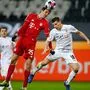 Thomas Müller (links) im Duell mit Mönchengladbachs ÖFB-Legionär Stefan Lainer