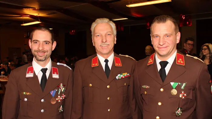 14 Paare eröffneten mit einer schwungvollen Polonaise den diesjährigen Ball der Freiwilligen Feuerwehr Söding.