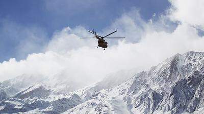 Hubschrauberbesatzungen der Revolutionsgarden sichteten verunglückte Maschine an Berghang 