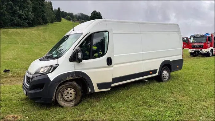 Mit der Seilwinde wurde das Auto von der Skipiste geholt