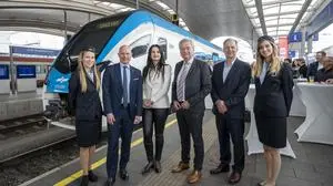 Kurt Bauer (Fernverkehr), Darja Kocjan (Slovenske Železnice), Verkehrsreferent Anton Lang und Franz Geister (ÖBB-Regionalmanager-Stv.) vor der Zuggarnitur in Graz 