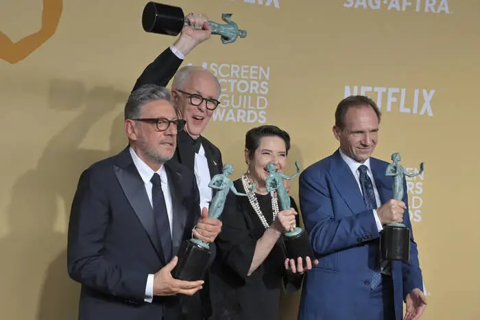 Sergio Castellitto, John Lithgow, Isabella Rossellini, und Ralph Fiennes zeigten sich über ihre Auszeichnung als „Bestes Schauspielensemble“ im Vatikan-Thriller „Konklave“ begeistert und strahlten übers ganze Gesicht.