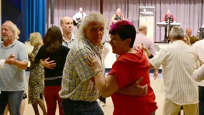 Das Kulturreferat der Stadt Zeltweg lud am Samstag alle Tanzbegeisterten zum Tanz-Nachmittag ins Volksheim ein. Mit der Tanzmusik von den „3 Colors“ war in kurzer Zeit beste Stimmung im Saal. 