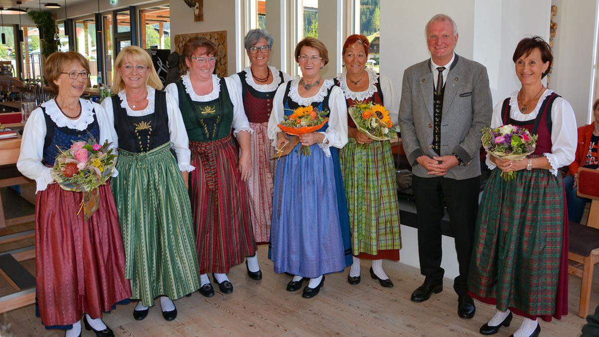 Vorstandsmitglieder Rosemarie Truskaller, Petra Wieser, Regina Straner, Maria Wohlgemuth, Annelis Glantschnig, Evelyn Glantschnig, Bürgermeister Günther Novak und Gabi Kofler (v.l.)