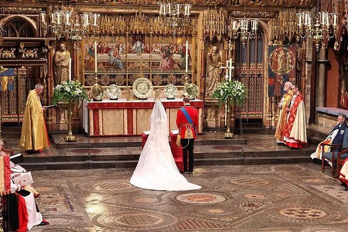Im Gegensatz zum ehemaligen Partyprinzen haben Queen Elizabeth II. und Prinz Philip, Charles und Diana sowie Prinz William und Kate (siehe Bild) in der Westminster Abbey geheiratet.