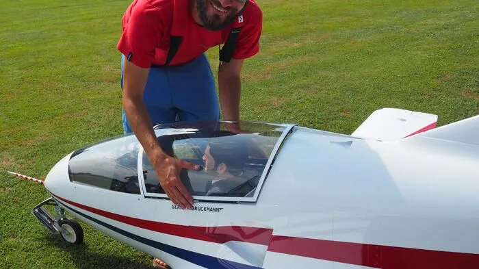 25 Modellflugzeug-Piloten aus Österreich, Deutschland und Italien zeigen im Rosentaler St. Johann seit Samstag am Vormittag ihre erstaunlichen Flugkünste. Die Modellflugzeuge schwirren in allen nur erdenklichen Kunstflugmanövern durch die Luft.