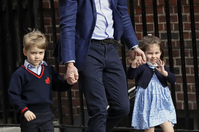 Prinz William führte seine beiden Kinder an der Hand in die Geburtsklinik, nachdem er sie mit dem Auto selbst vorgefahren hatte.