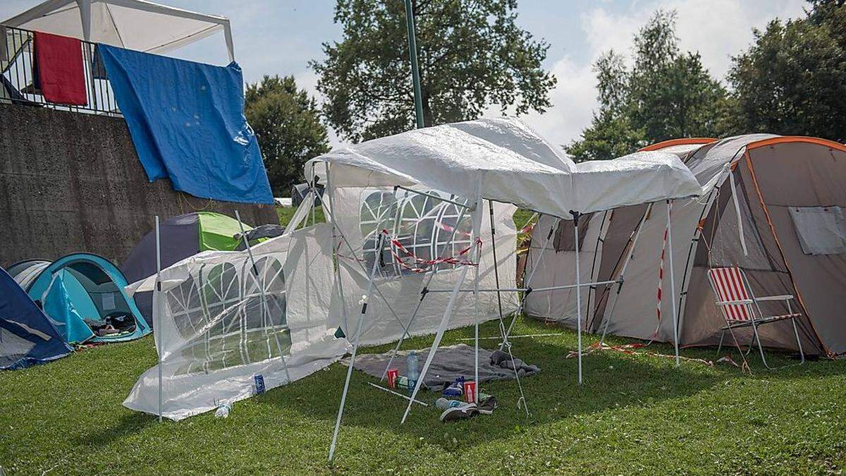 Die Männer durchsuchten Zelte am Festivalgelände