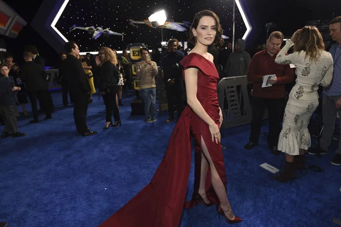 Die britische Hauptdarstellerin Daisey Ridley (27) erschien in einem weinroten, hoch geschlitzten Abendkleid. Ob sie oder ihre Figur Rey sich in den letzten Jahren verändert hätten, wollte ein Reporter von der Schauspielerin wissen. Sie sei selbstsicherer geworden, und Rey sei immer noch "unglaublich ernsthaft", grinste Ridley. Im Mittelpunkt des neuen Films stehen ...