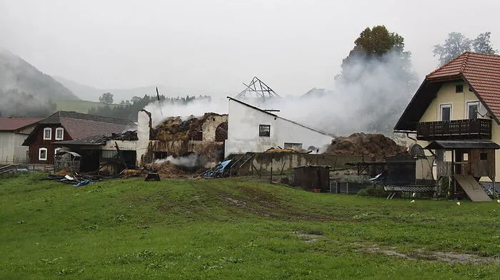 Die Feuerwehren St. Veit, Obermühlbach, Treffelsdorf, Kraig, Sörg und St. Donat waren im Einsatz. 24 Stunden wurde gelöscht
