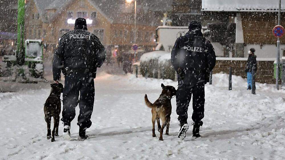 Polizei-Diensthundeführer beim Nightrace 2021 im Streifendienst im nahezu menschenleeren Schladming