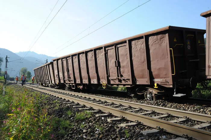 "Der Zug war gegen 14.55 Uhr auf dem Weg nach Graz, als die Waggons aus den Schienen sprangen, beladen waren sie nicht", sagte ÖBB-Sprecher Christoph Posch zur APA.
