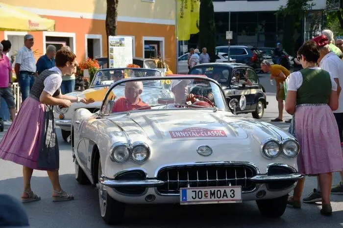 Ab 16 Uhr trafen die ersten Autos am Hauptplatz ein, darunter einige, die bereits über 100 Jahre alt sind.