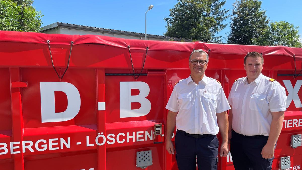 Bereichskommandant Erwin Grangl mit Abschnittsbrandinspektor Christoph Leitner (rechts)