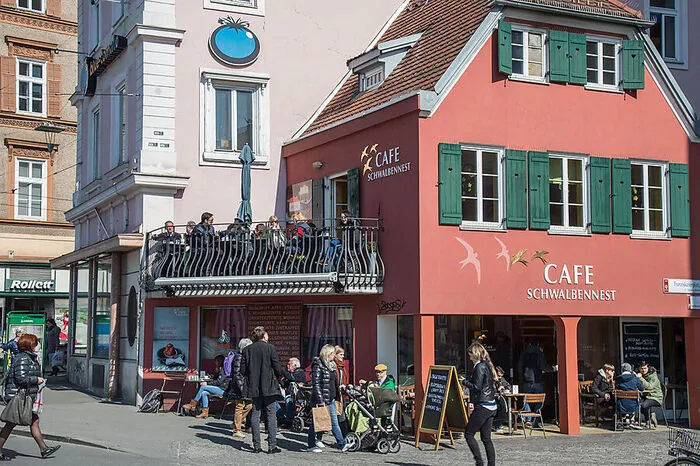 Die kleine Terrasse des Café Schwalbennest schmiegt sich an zwei Hausmauern. Der Vorteil: Die Wärme der Sonne, die hier praktisch den ganze Tag scheint, wird gut gespeichert. Das gilt auch für den Gastgarten direkt am Eingang zum Franziskanerplatz.