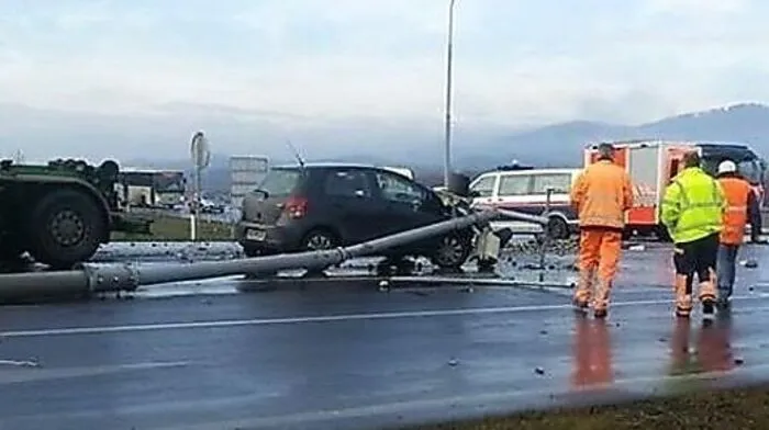 Durch die Wucht des Lkw-Anpralls wurde die Ampelanlage aus der Verankerung gerissen und stürzte auf zwei dort anhaltende Pkw