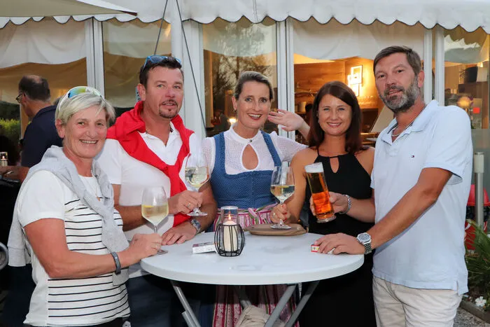 Am Foto von Links: Katrin Schinegger (Immobilienmaklerin), Manfred Schinegger (Raika Feldkirchen Filialleiter), Eva Hoffmann (Tourismusverband Gerlitzen Alpe – Ossiacher Obfrau-Stvr.), Vivian Mitterer und Josef Mitterer (Touristiker).