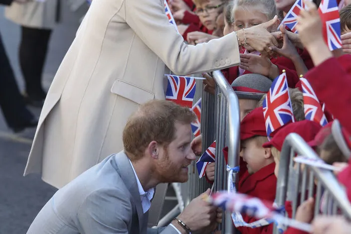 Meghan trug einen dunkelgrünen Lederrock von Hugo Boss (Kostenpunkt: ca. 415 Euro) und ein Bluse der skandinavischen Modekette &amp; other stories. Kostenpunkt: 79 Euro. Der Mantel von Armani ist deutlich teurer: ca. 2.200 Euro.