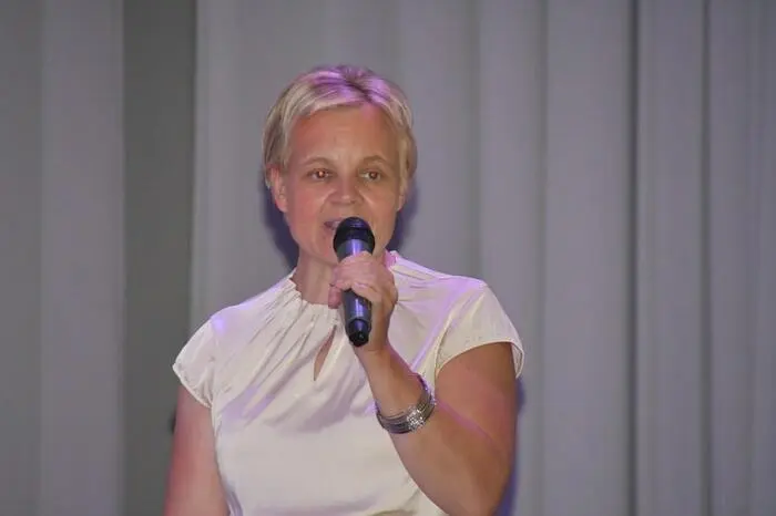 Bei der Aufführung am Dienstag freute sich Direktorin Manuela Maier über zahlreiche Gäste, die sich für die gelungene Vorstellung mit viel Applaus bedankten. Die Thomas Schroll Halle war bis auf den letzten Platz gefüllt.