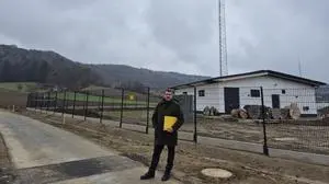 Robert List vor dem Richtfunksendemast der Energienetze Steiermark