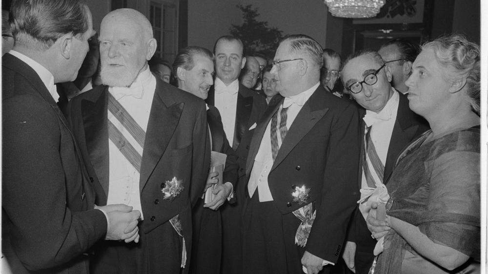 5. November 1955, mit Beethovens &quot;Fidelio&quot; wurde die Wiener Staatsoper wiedereröffnet. Bundespräsident Theodor Körner (2. v. l.) trägt Österreichs höchsten Orden an der Brust, den Großstern für Verdienste um die Republik