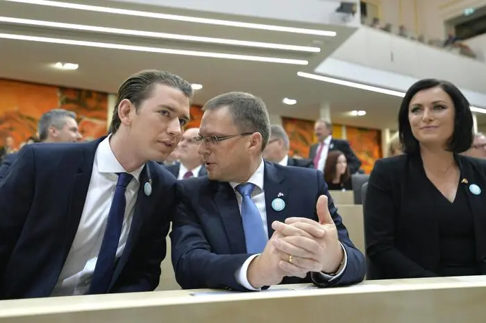 Die ÖVP-Mandatare trugen lediglichen einen türkisen Button mit dem Hashtag oevpklub.