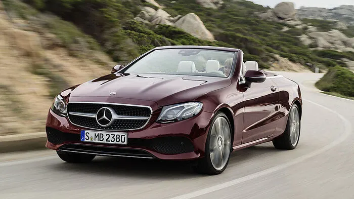 Mit einer Länge von 4826 mm, einer Breite von 1860 mm und einer Höhe von 1428 mm übertrifft das Mercedes E-Klasse Cabriolet seinen Vorgänger deutlich. Die größere Spurweite vorne mit 1605 mm (+67 mm) und hinten mit 1609 mm (+68 mm) verbessert die Fahrdynamik.