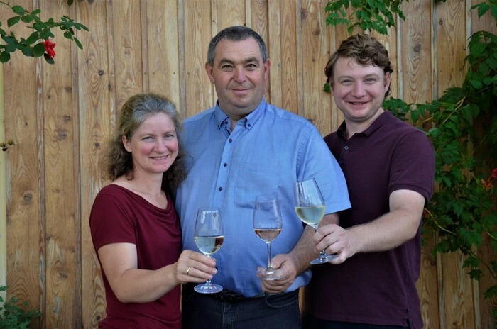 Michaela, Franz und Matthias Pock empfehlen den Gelben Muskateller als perfekten Sommerwein