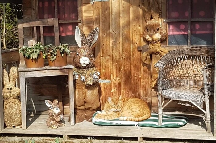 Kater Odie fühlt sich zwischen der ganzen Osterdekoration sichtlich wohl.