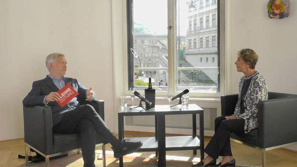 Peter Pelinka in der Wiener Redaktion der Kleinen Zeitung im Gespräch mit Helene von Damm, ehemalige amerikanische Botschafterin in Österreich 