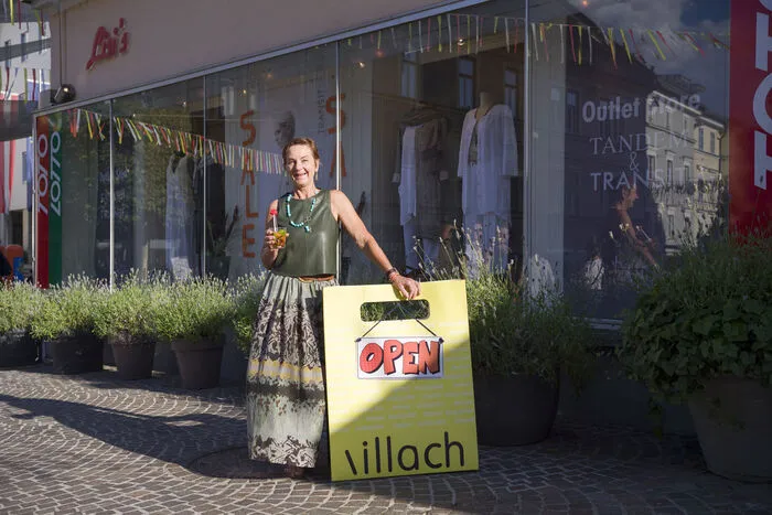 Das Villacher Stadtmarketing sorgte für die Bewerbung und die unübersehbaren, schönen "Einkaufstaschen", die vor den teilnehmenden Geschäften stehen