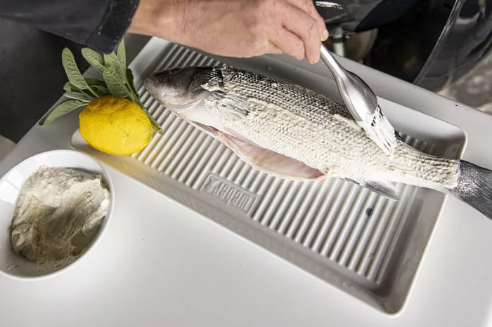 Anschließend bitte den gesamten Fisch großzügig mit einer Mayonnaise nach Wahl einpinseln.
